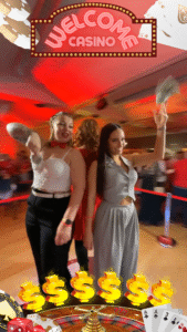 jeunes femmes s’amusant sur le Videobooth 360° à thème casino en Île‑de‑France
